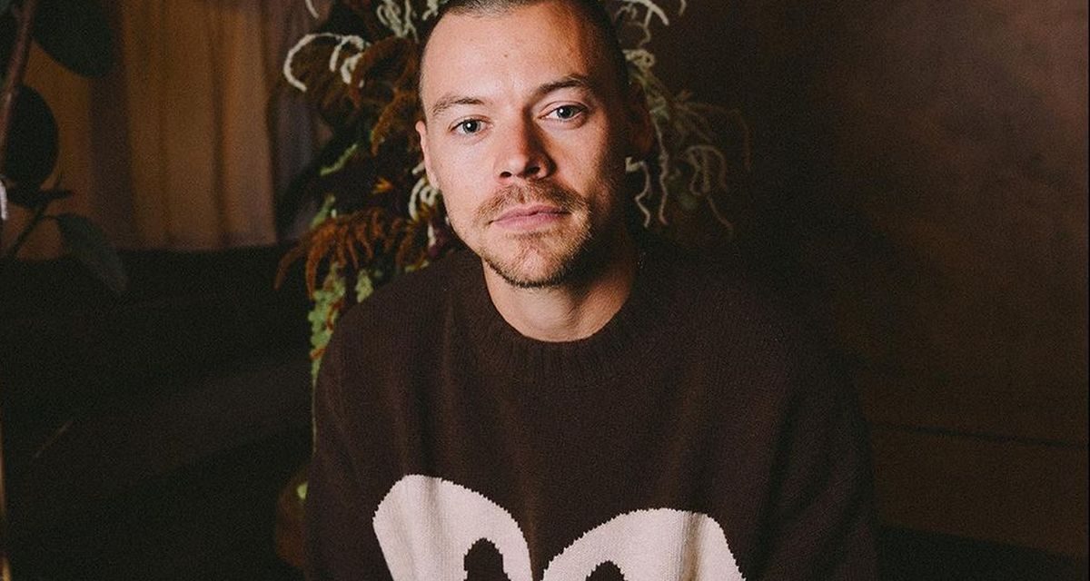 Harry Styles Tampil Dengan Gaya Rambut Klasik Tahun 70-an