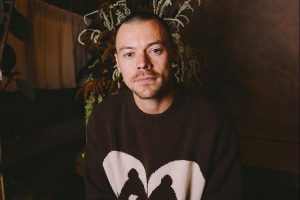 Harry Styles Tampil Dengan Gaya Rambut Klasik Tahun 70-an