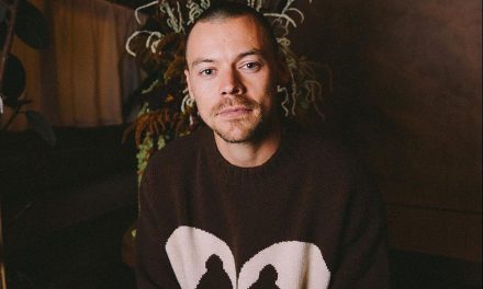 Harry Styles Tampil Dengan Gaya Rambut Klasik Tahun 70-an