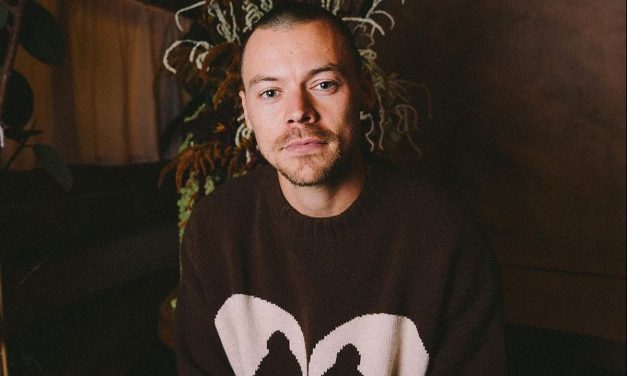 Harry Styles Tampil Dengan Gaya Rambut Klasik Tahun 70-an
