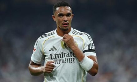 Alexander-Arnold Bayar Tuntas Kesalahan Terlambat Latihan