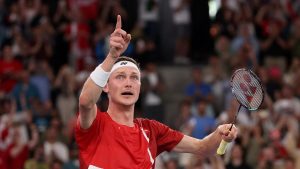 Viktor Axelsen Gantung Raket Di Usia 32 Tahun Akibat Cedera