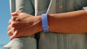 Google Kenalkan Fitbit Air, Smartband Tanpa Layar Berteknologi AI