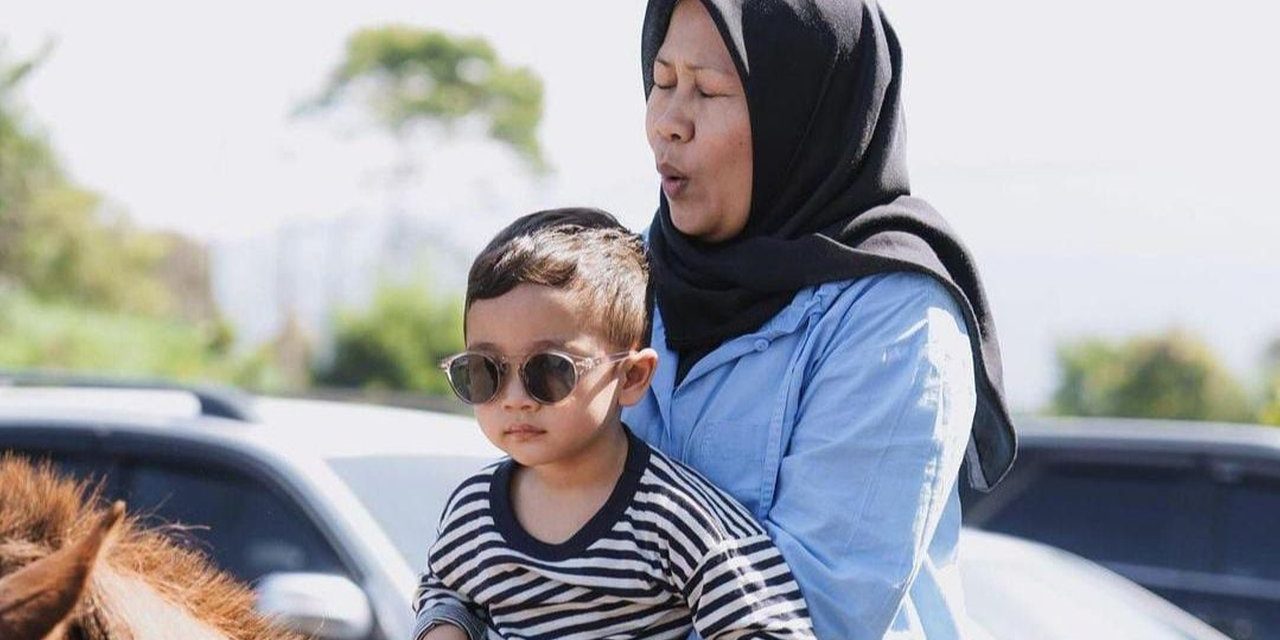 Gaya Santai Rayyanza Malik Ahmad Naik Kuda Di Pantai Bali