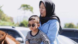 Gaya Santai Rayyanza Malik Ahmad Naik Kuda Di Pantai Bali
