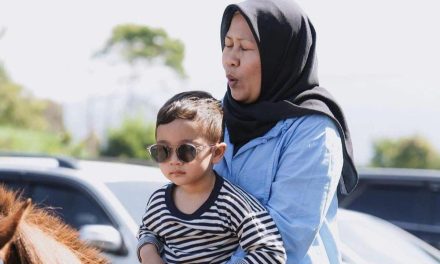 Gaya Santai Rayyanza Malik Ahmad Naik Kuda Di Pantai Bali