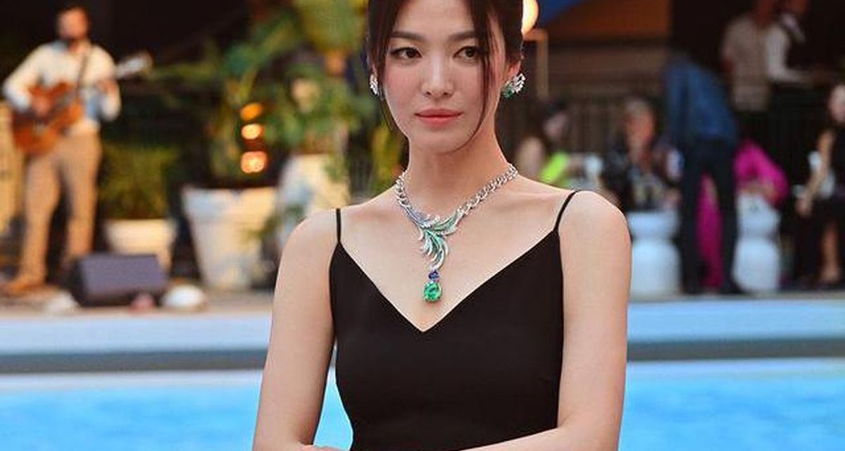Song Hye Kyo Terlihat Di Paris Fashion Week, Tuai Pujian Global