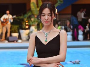 Song Hye Kyo Terlihat Di Paris Fashion Week, Tuai Pujian Global