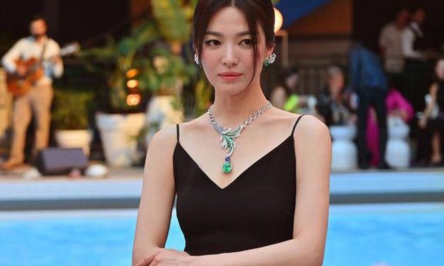 Song Hye Kyo Terlihat Di Paris Fashion Week, Tuai Pujian Global