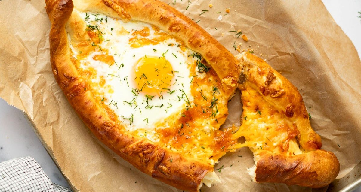 Khachapuri Georgia: Roti Perahu Dengan Keju Meleleh Dan Telur