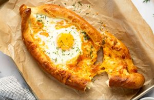 Khachapuri Georgia: Roti Perahu Dengan Keju Meleleh Dan Telur