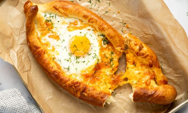 Khachapuri Georgia: Roti Perahu Dengan Keju Meleleh Dan Telur
