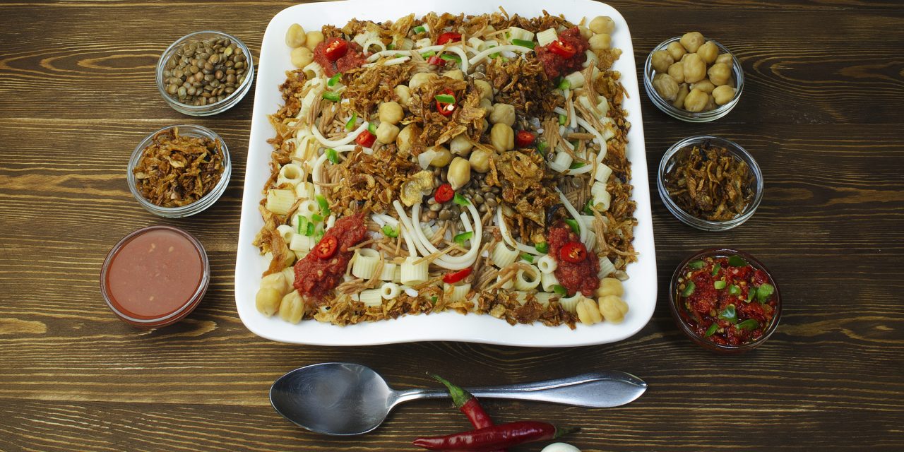 Koshari Mesir: Makan Makaroni, Nasi, Dan Lentil Satu Piring Penuh