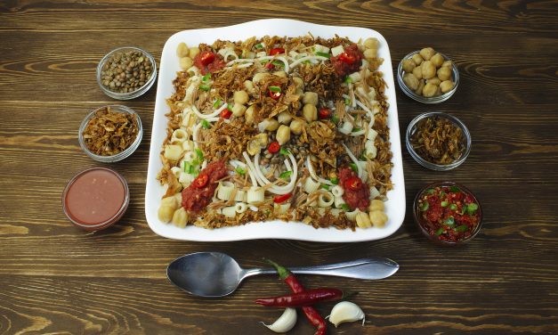 Koshari Mesir: Makan Makaroni, Nasi, Dan Lentil Satu Piring Penuh
