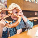 Pretzel Raksasa Bavaria: Peran Air Lye Dalam Proses Baking Roti