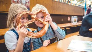 Pretzel Raksasa Bavaria: Peran Air Lye Dalam Proses Baking Roti