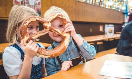 Pretzel Raksasa Bavaria: Peran Air Lye Dalam Proses Baking Roti