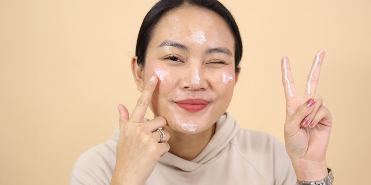 Trik Re-Apply Sunscreen Yang Benar Tanpa Merusak Makeup