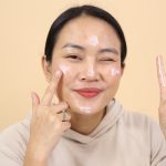 Trik Re-Apply Sunscreen Yang Benar Tanpa Merusak Makeup