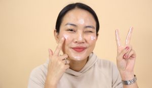 Trik Re-Apply Sunscreen Yang Benar Tanpa Merusak Makeup