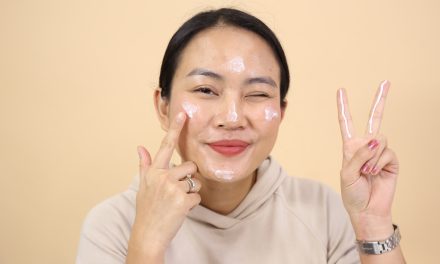 Trik Re-Apply Sunscreen Yang Benar Tanpa Merusak Makeup