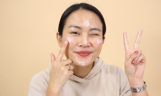 Trik Re-Apply Sunscreen Yang Benar Tanpa Merusak Makeup