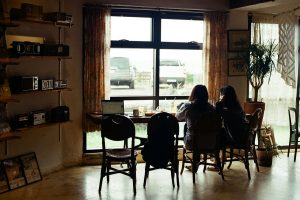 Tren Silent Cafe: Tempat Nongkrong Tanpa Suara Keras