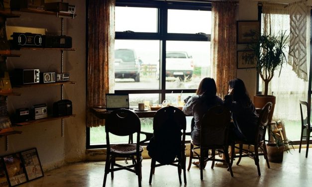 Tren Silent Cafe: Tempat Nongkrong Tanpa Suara Keras