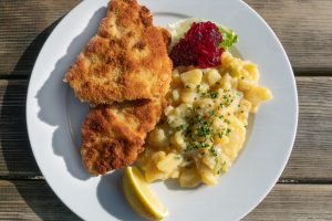 Menikmati Wiener Schnitzel Austria Yang Super Tipis Dan Gurih